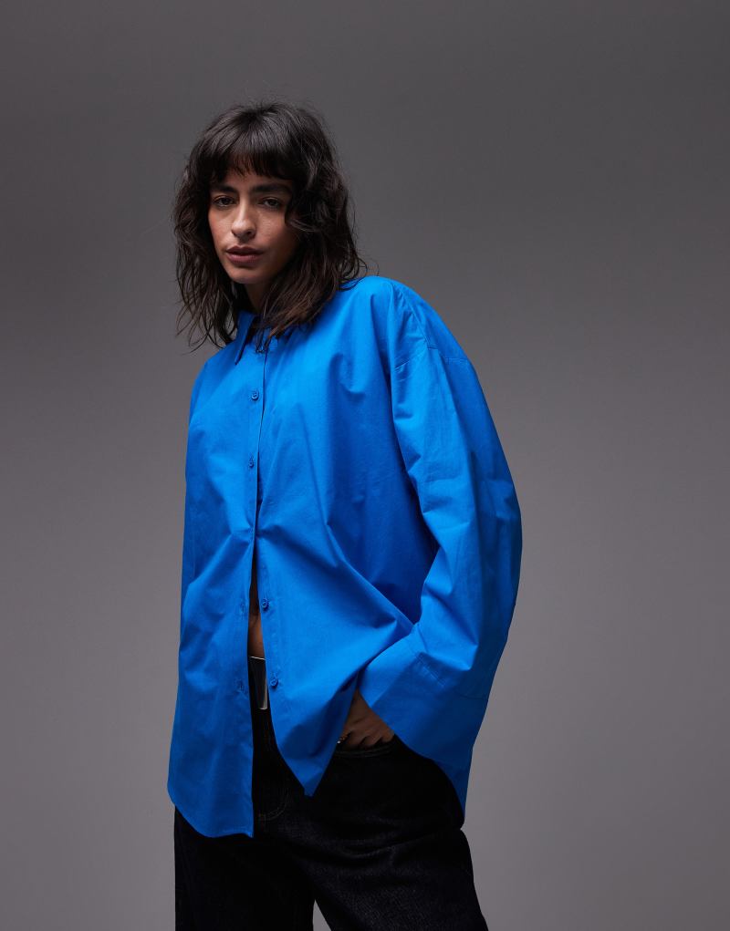 Trend geniş kollu, oversize mavi gömlek.