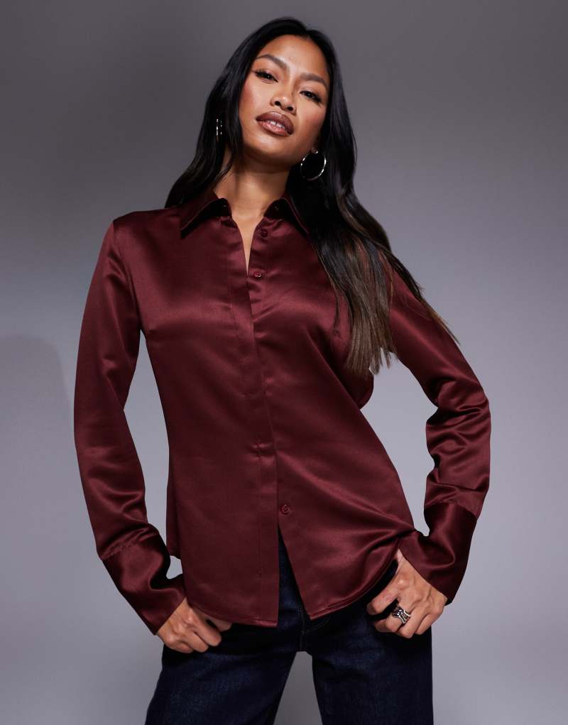 Trend bordo renkli, dar kesimli saten gömlek.