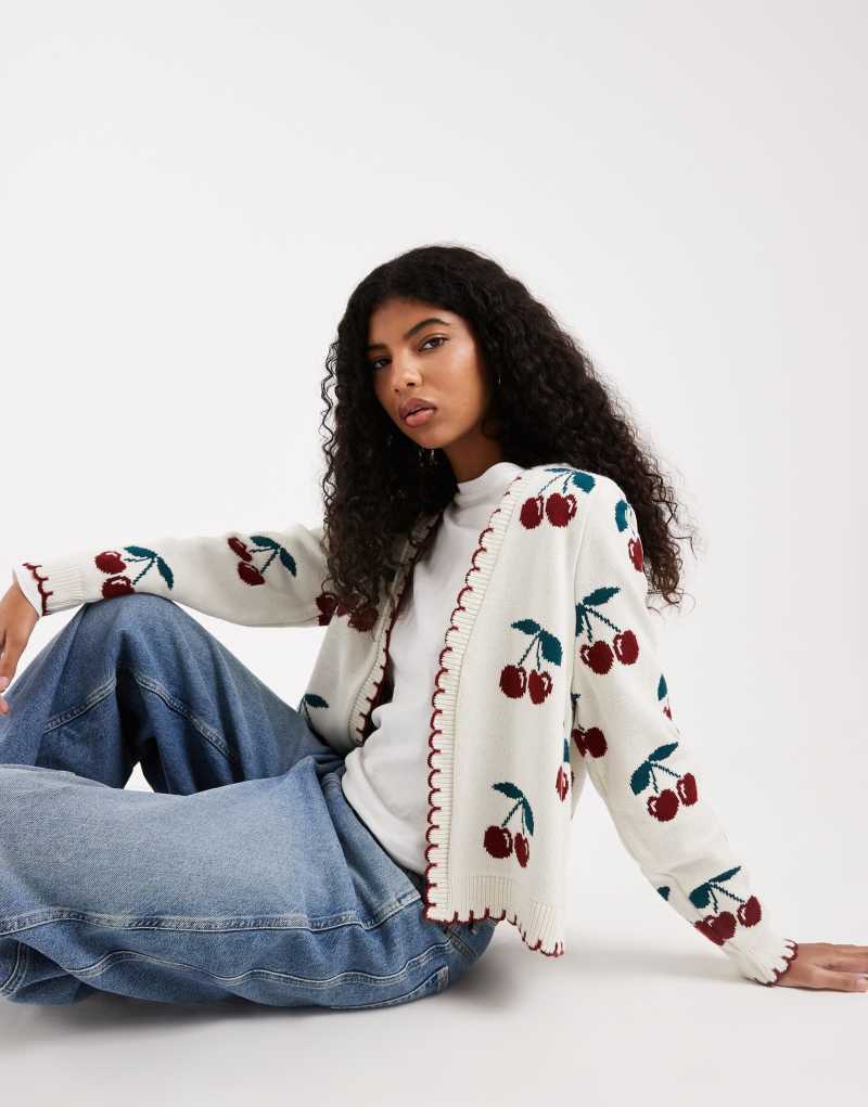 Kiraz desenli, kenardan kenara uzanan hırka