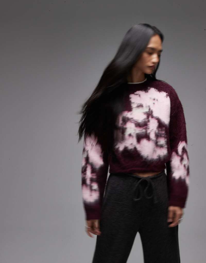 Trend pembe renkli, fırçalanmış çiçek desenli örgü kazak.