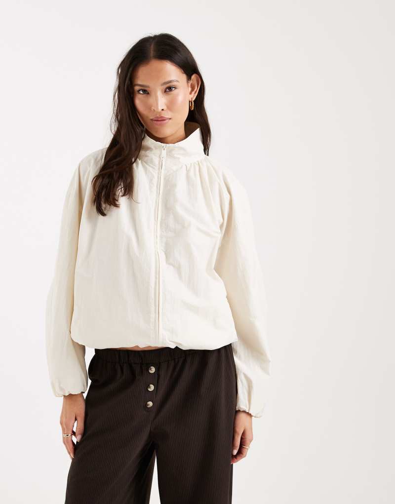 Trend bol kesimli, kabarık etekli, krem ??rengi eşofman üstü.