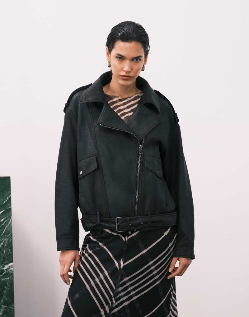 Trend  siyah renkte, oversize deri görünümlü motosikletçi ceketi.