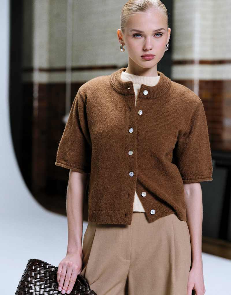 Trend kenarları kıvrılmış, kısa kollu, karamel rengi hırka.